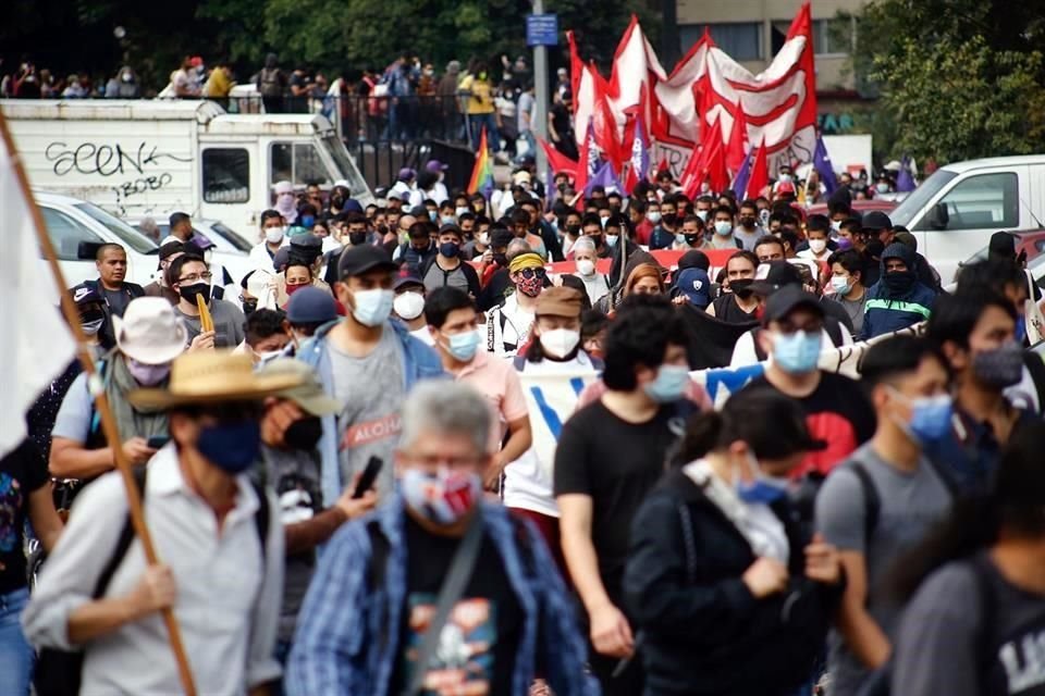 En la marcha participan estudiantes de la UNAM y el IPN.