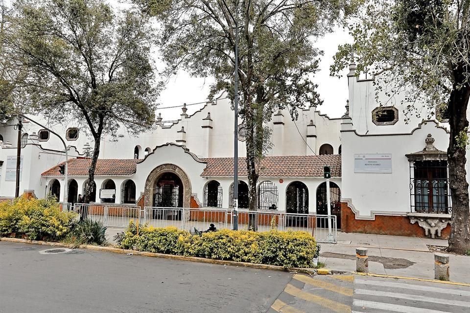 El Centro Escolar Benito Juárez, obra neocolonial de 1924 diseñada por el arquitecto Carlos Obregón Santacilia, refleja los ideales vasconcelistas de educación. Se ubica en la colonia Roma.