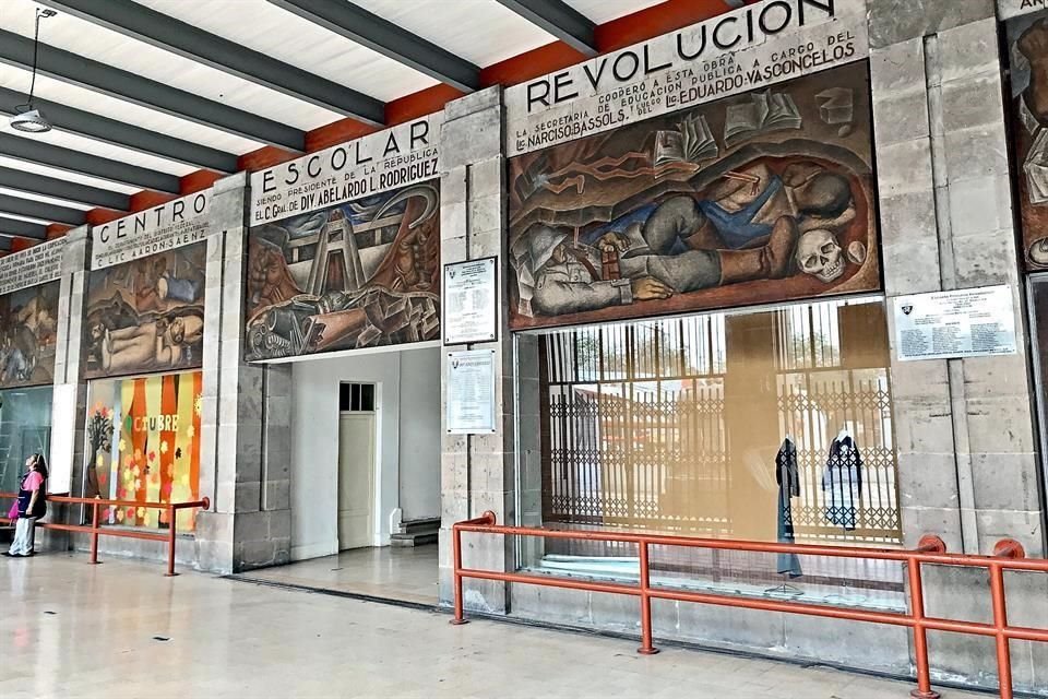 Anguiano y Reyes colaboraron con sus murales en el vestíbulo y Revueltas en el diseño de vitrales de la biblioteca. Se ubica en la Colonia Doctores.