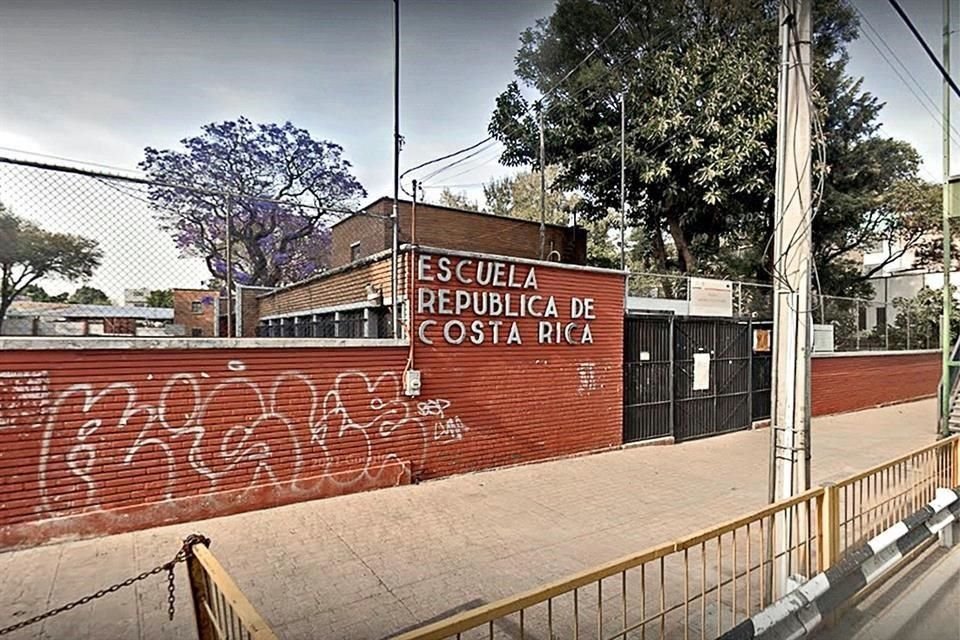 Escuela República de Costa Rica, diseñada por José Villagrán en 1942. Se ubica en San Miguel Chapultepec.