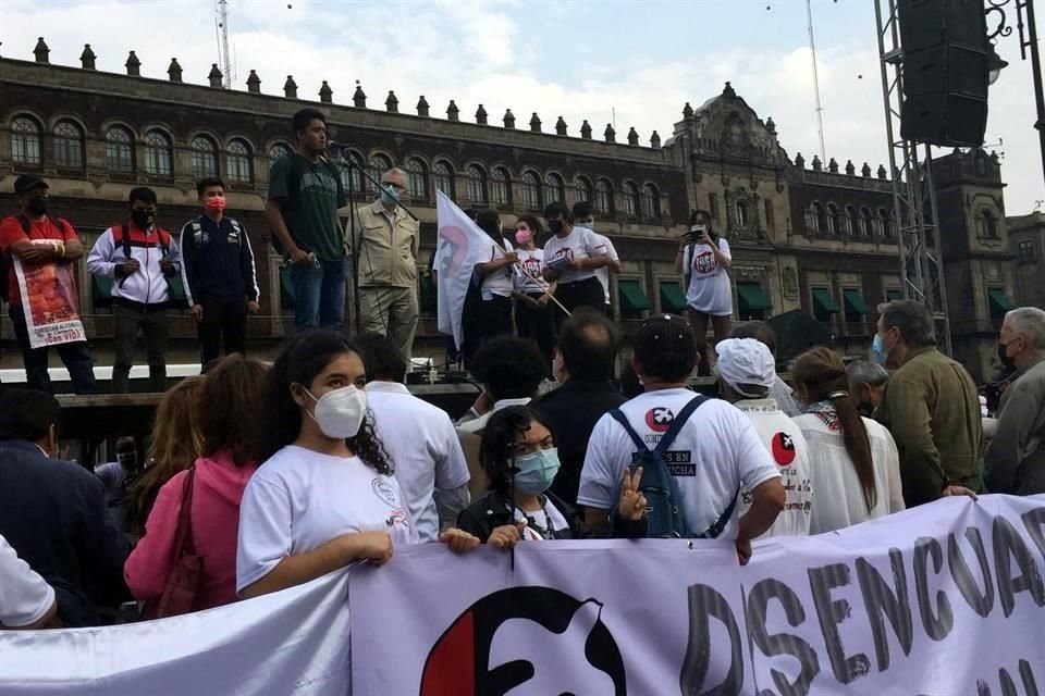 Marcha de integrantes del Comité 68 arribó al Zócalo y realiza mitin en el que se enlistan demandas a 53 años de la Masacre en Tlatelolco.