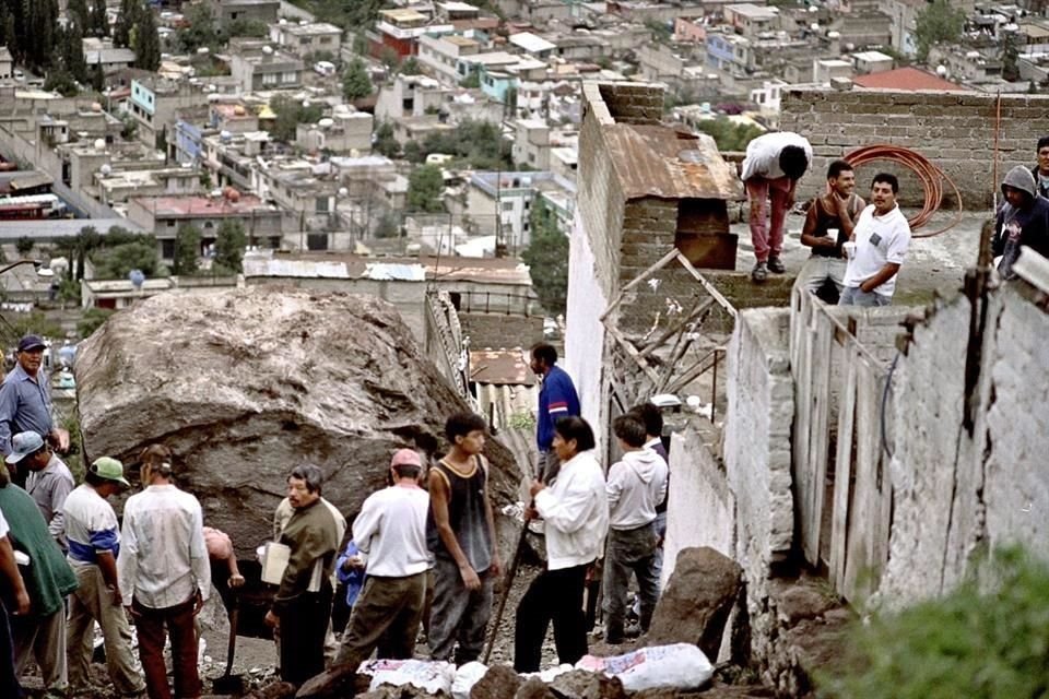 1998, Octubre 7. Un bloque de roca rodó hasta la zona urbanizada; como resultado viviendas resultaron afectadas en la Calle Coatlicue.