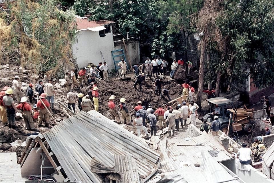 2000, Junio 27. Toneladas de rocas y lodo colapsan en la ladera este tras una intensa lluvia, lo que causa la muerte de una persona.