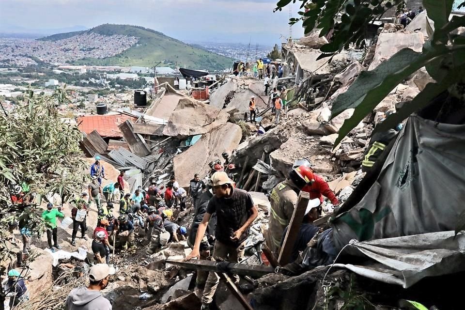 2021, Septiembre 10. Un saldo de 4 personas fallecidas y al menos 3 hogares sepultados bajo enormes piedras dejó el desgajamiento.