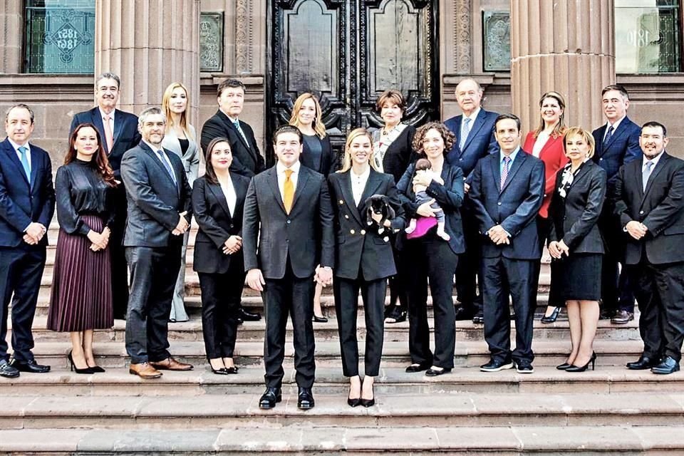 Samuel García tuiteó ayer esta imagen tomada frente a Palacio de Gobierno, en la que aparece con su esposa, Mariana Rodríguez, y su Gabinete.