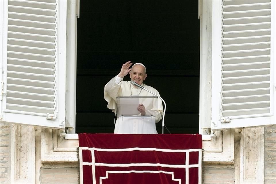 EL Papa Francisco en su rezo del Ángelus, en la plaza de San Pedro.