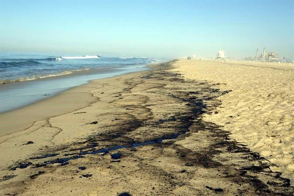 Vista de cómo afectó el derrame a las playas del sur de California.