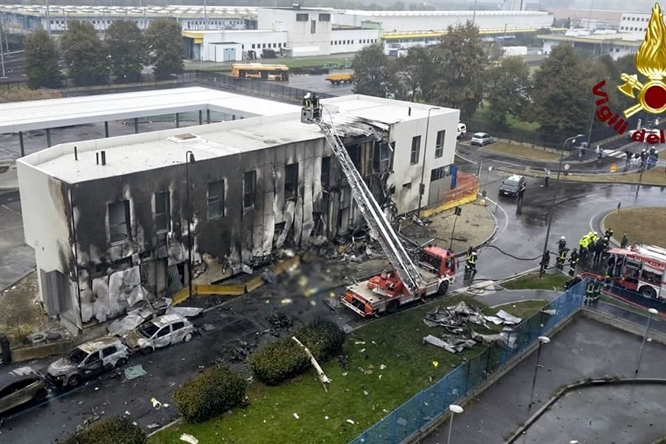 Bomberos trabajan en el edificio contra el que se estrelló el avión, en Milán.