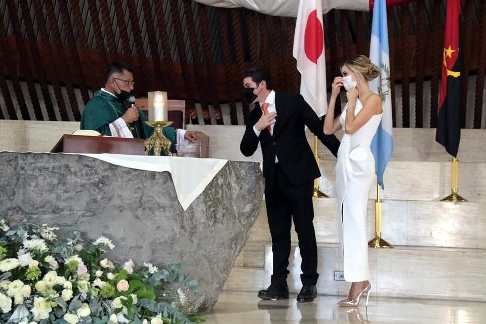 Samuel García y su esposa Mariana Rodríguez recibieron la bendición por parte del padre José Mayorga.