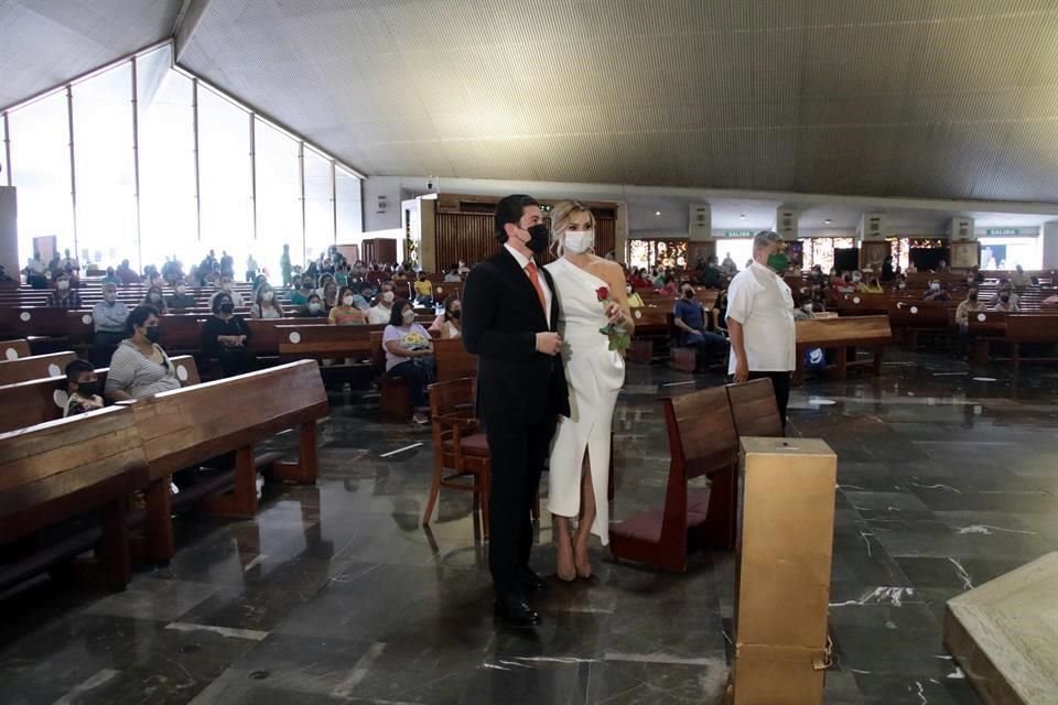 Samuel García y su esposa Mariana Rodríguez acudieron a la Basílica antes de la toma de protesta.