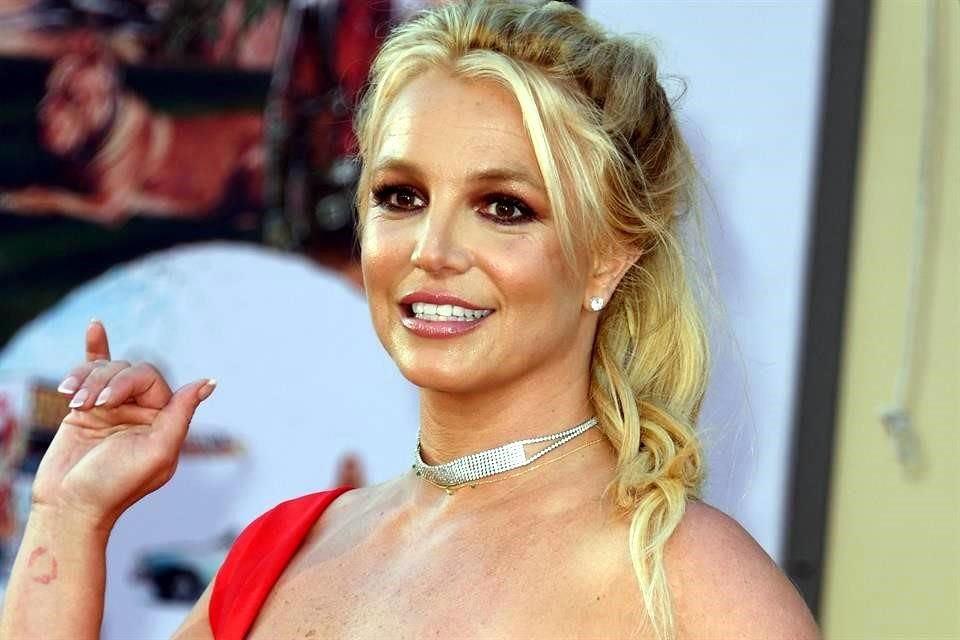 Britney Spears continúa celebrando la liberación de su tutela; sin embargo, se encuentra en proceso de curación.