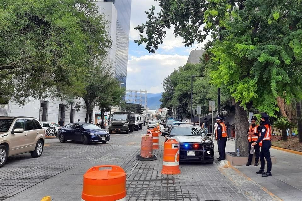 Decenas de elementos policiacos vigilan las calles aledañas a la Macroplaza.