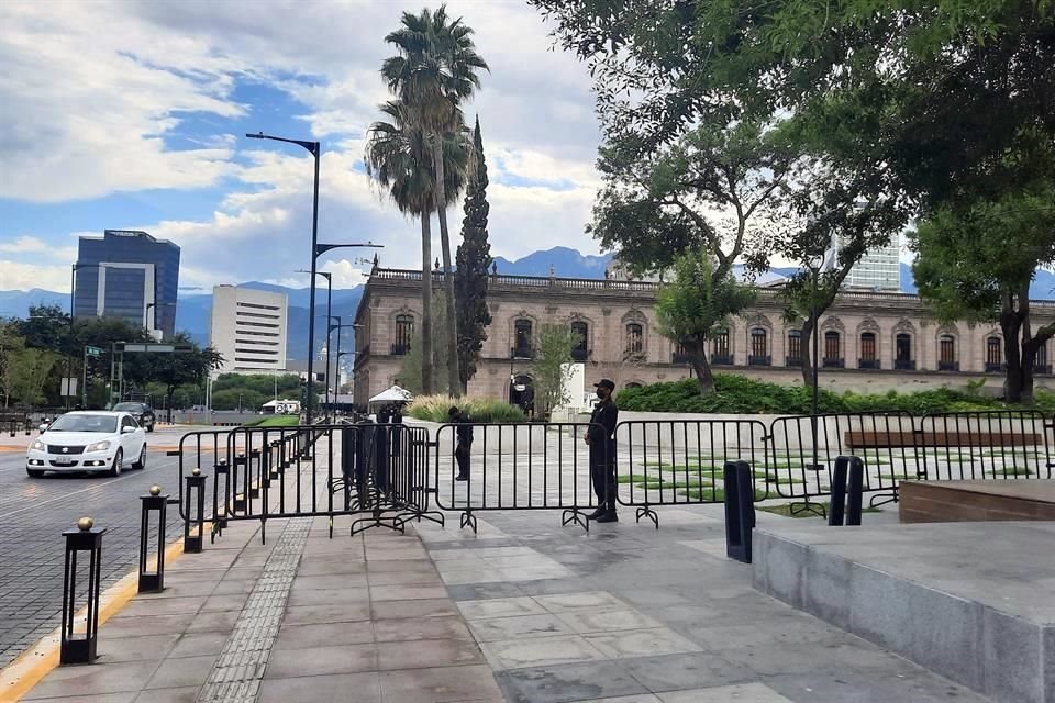 En la Macroplaza se instalaron barandales.