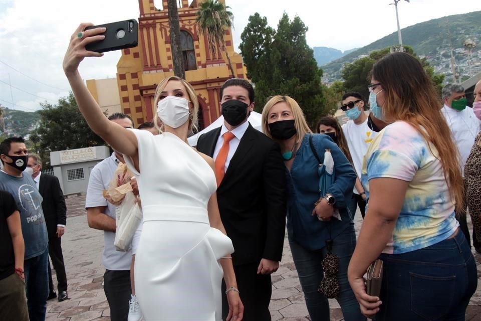 Samuel García y su esposa Mariana Rodríguez acudieron a la Basílica antes de la toma de protesta.