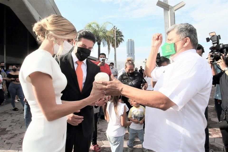 Samuel García y su esposa Mariana Rodríguez acudieron a la Basílica antes de la toma de protesta.