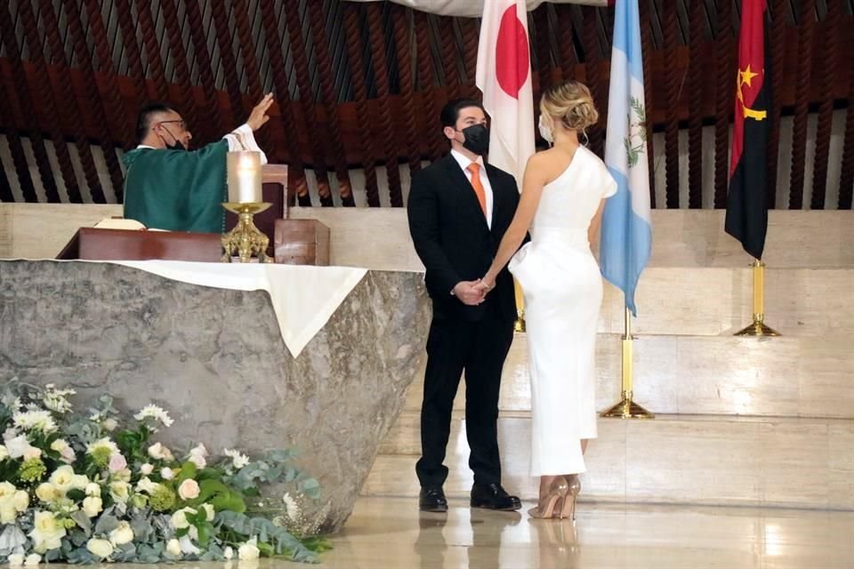 Samuel García y su esposa Mariana Rodríguez acudieron a la Basílica antes de la toma de protesta.