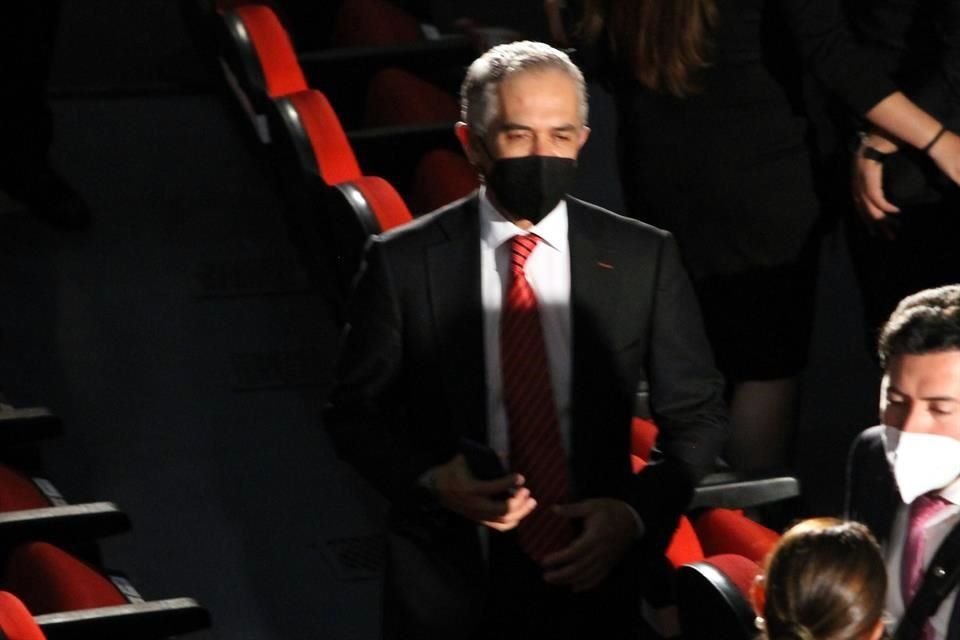 Miguel Ángel Mancera, Senador del PRD, llegó al Teatro de la Ciudad.