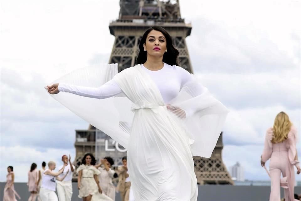 Aishwarya Rai Bachchan fue otra de las estrellas invitadas para modelar.