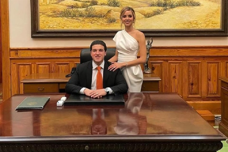 Samuel García y Mariana Rodríguez se fotografiaron en la oficina del Gobernador.