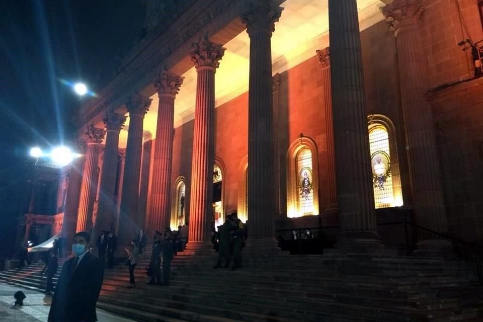 La sede del Ejecutivo cambió su tono de morado a naranja.