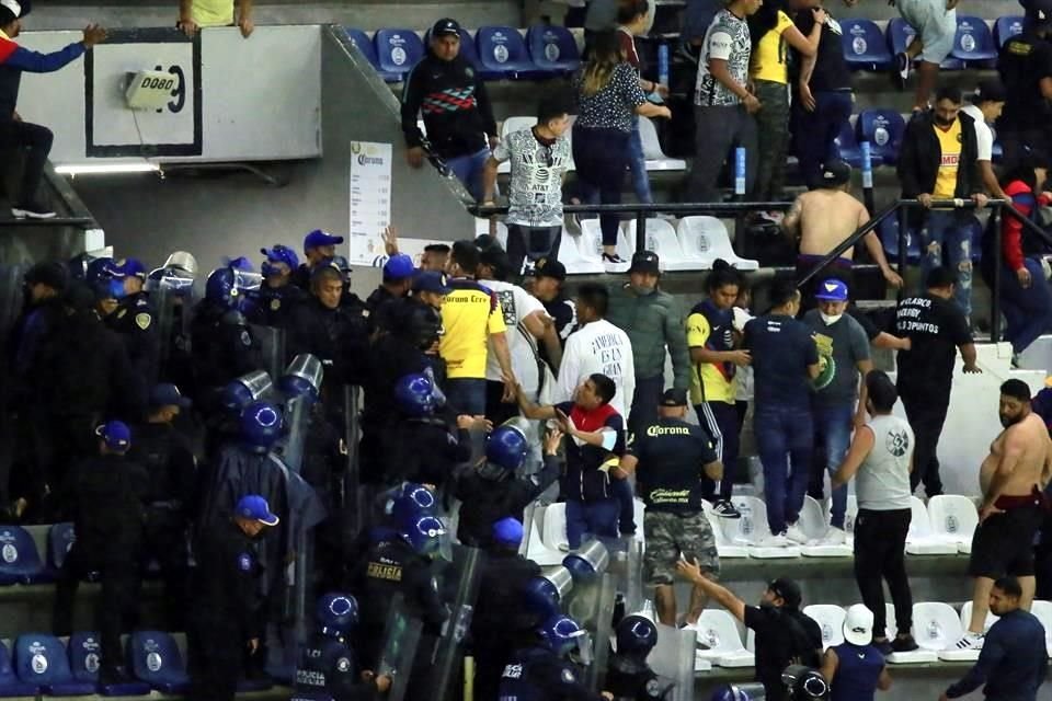 Aficionados azulcremas protagonizaron una escena de violencia al final del Clásico Capitalino.