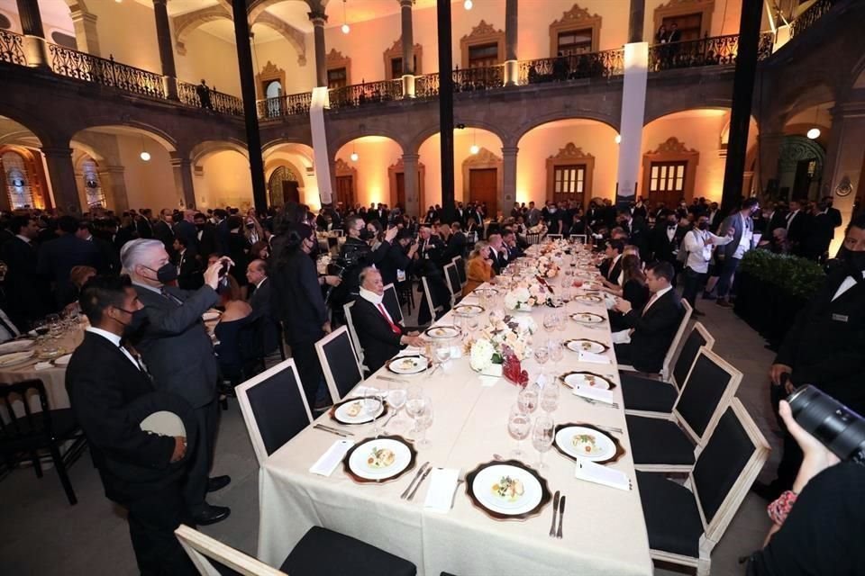 Alberto Anaya llegó con un collarín al evento.