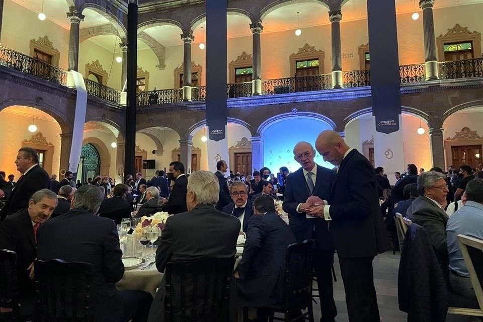 Ex Gobernadores como Natividad González Parás, Benjamín Clariond y Fernando Elizondo estuvieron presentes.