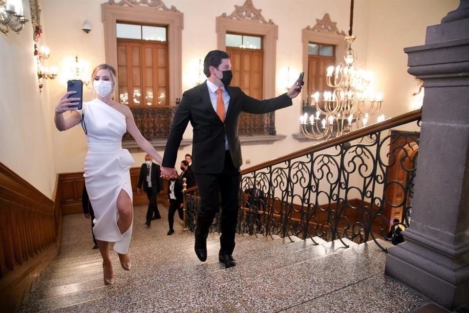 Samuel García llegó al Palacio estatal para asumir la Gubernatura de Nuevo León.