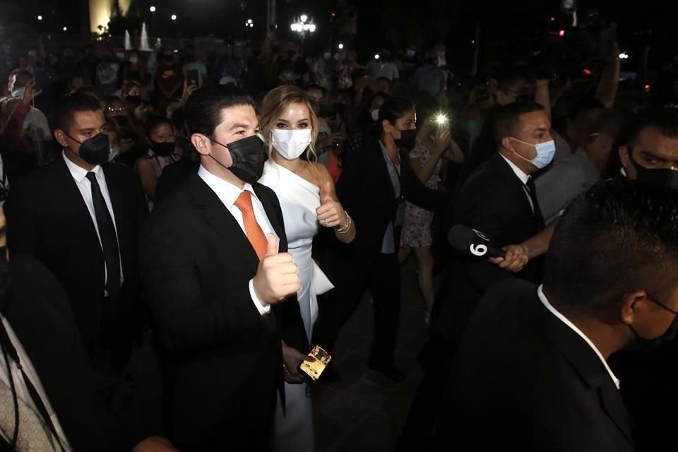 El Mandatario y su esposa realizaron un recorrido a pie del Teatro de la Ciudad al Palacio de Gobierno.