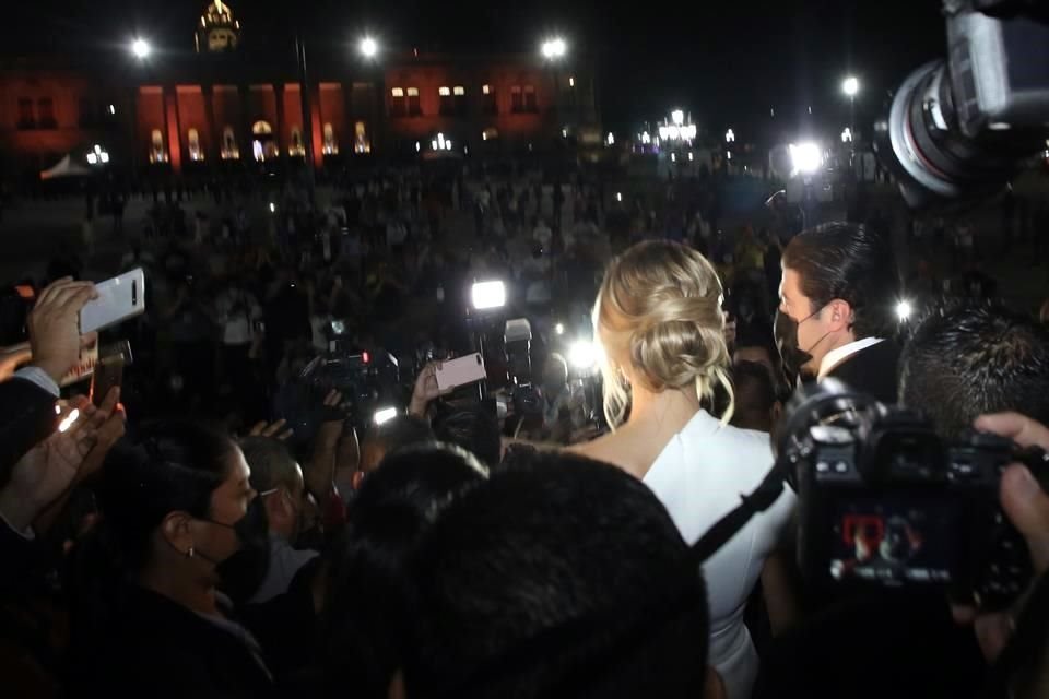 En su recorrido, Samuel recibió felicitaciones por parte de los invitados a la toma de protesta.