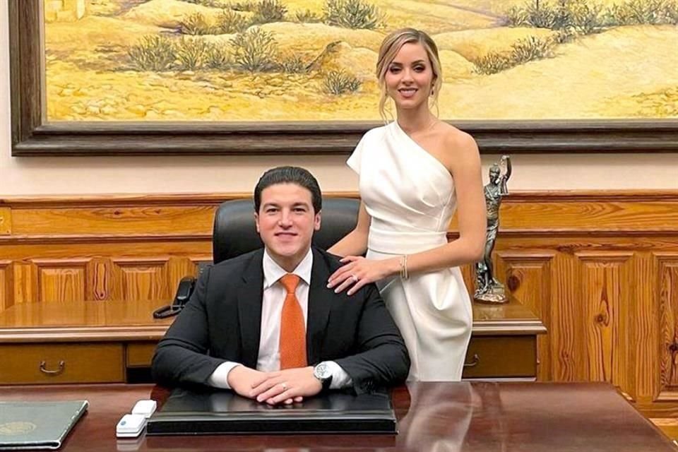 El Gobernador compartió anoche una foto con su esposa, Mariana Rodríguez, ya en su despacho de Palacio.