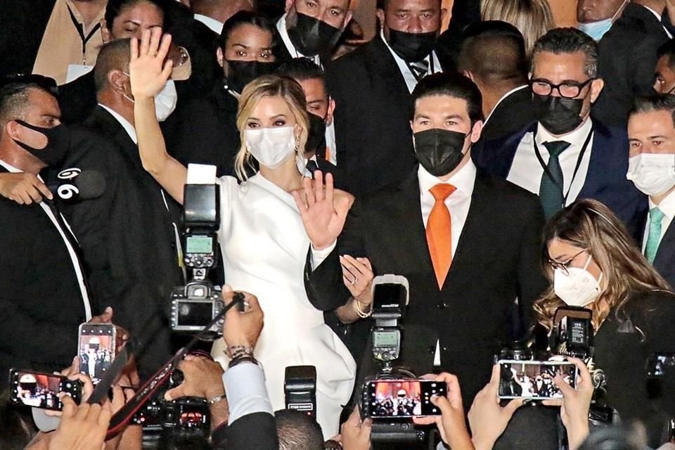 Samuel y Mariana caminaron anoche del Teatro de la Ciudad al Palacio de Gobierno (foto), que los recibió iluminado con luz color naranja.