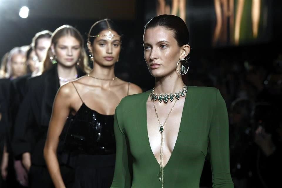 Valérie Messika y la modelo Kate Moss celebraron su primer desfile de alta joyería en París.