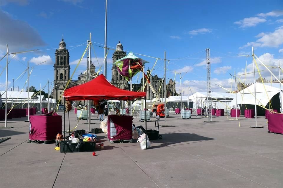 El fin de semana comenzó la instalación de carpas que albergarán la Feria Internacional del libro del Zócalo.