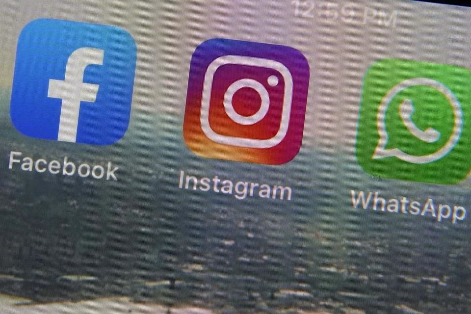Meta (entonces Facebook) adquirió Instagram en 2012 por mil millones de dólares y WhatsApp en 2014 por 19 mil millones de dólares.