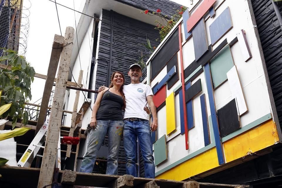 Beatriz Canfield junto a Juan Aceves Navarro, hijo del artista y presidente de la fundación que tiene su sede en el mismo domicilio.