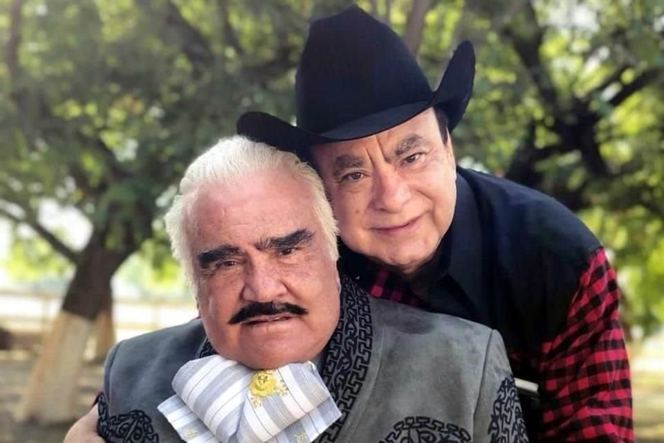 Hace un año Paco Camarena vio por última vez a Vicente Fernández acudió a visitarlo a su finca Los Tres Potrillos, y ahora que está hospitalizado, le desea pronta recuperación.