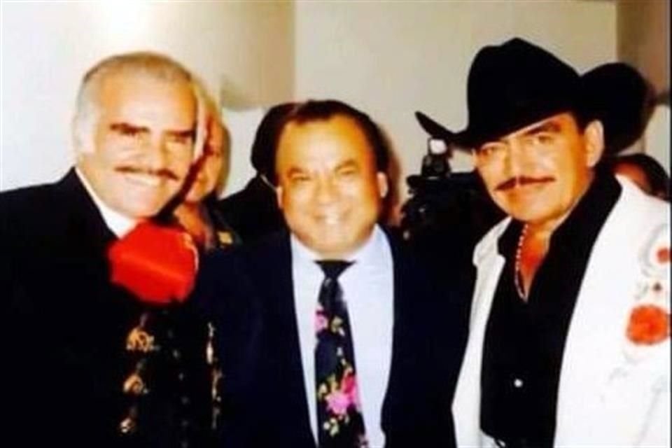 'Chente' con Paco Camarena y Joan Sebastian en un concierto de los dos cantantes.