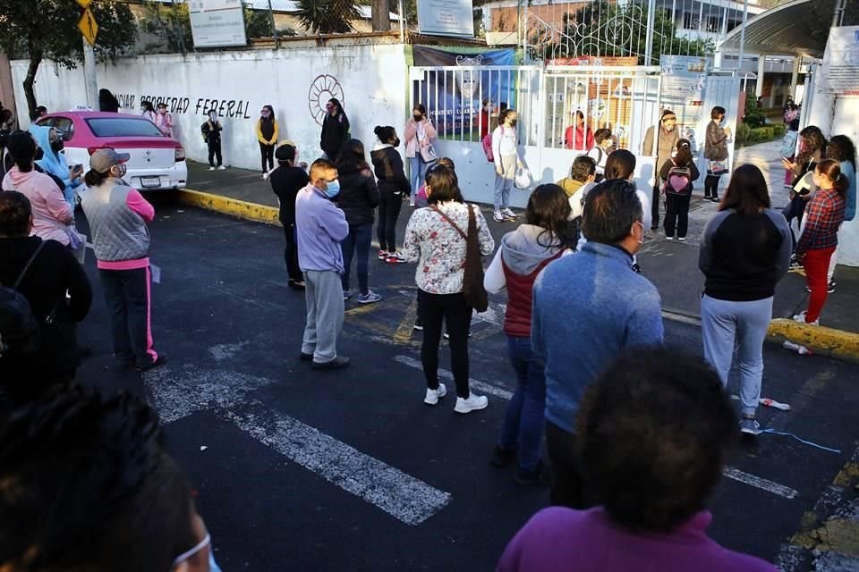 En planteles de alcaldías como Iztapalapa, Tláhuac, Coyoacán, Cuauhtémoc, Iztacalco, Gustavo A. Madero y VC, los padres de familia enviaron a sus hijos a las aulas, pese a estar en desacuerdo.