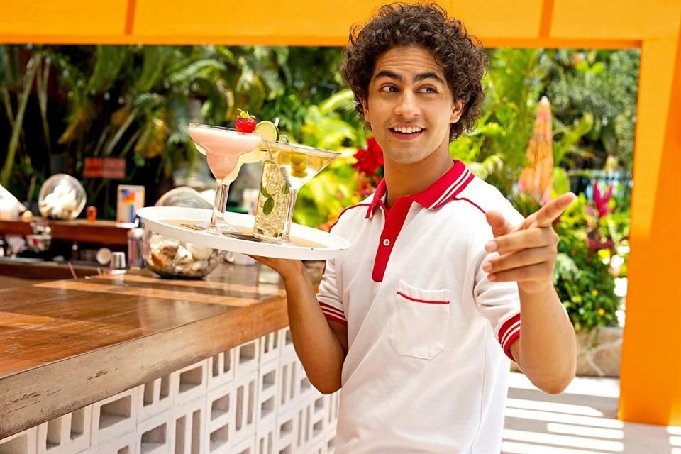 Enrique Arizona interpreta la versión joven del rol que apareció por primera vez en el filme 'Cómo Ser un Latin Lover'.