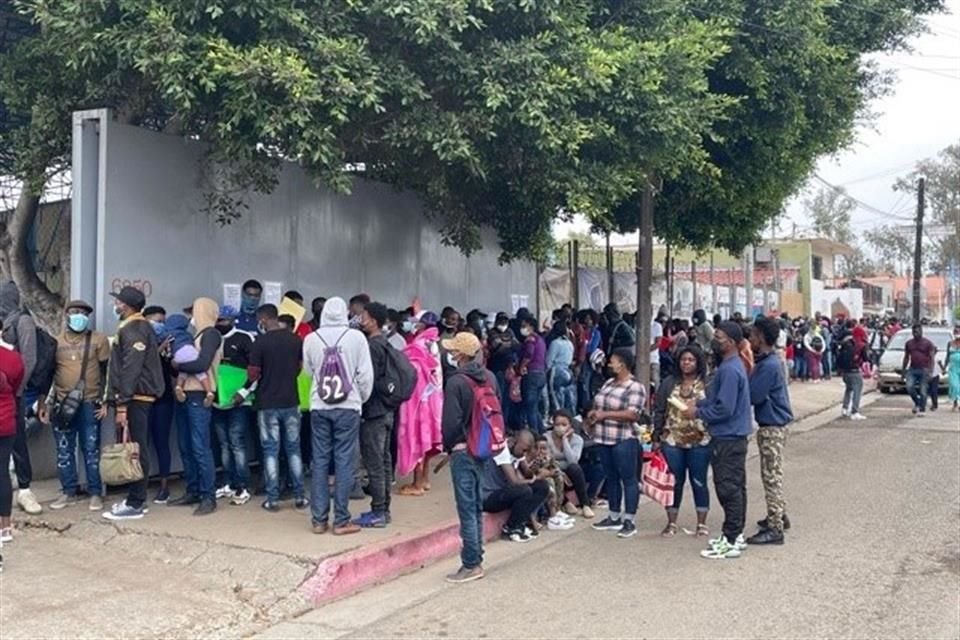 Migrantes haitianos pernoctaron desde ayer afuera de las instalaciones de la Comisión Mexicana de Ayuda a Refugiados (Comar) en Tijuana.