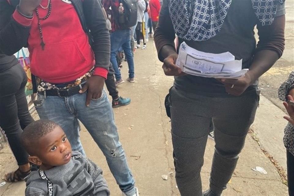 Algunos haitianos llegaron a las 17:00 horas del martes, durmieron sobre la banqueta con bebés y niños, según testimonios.