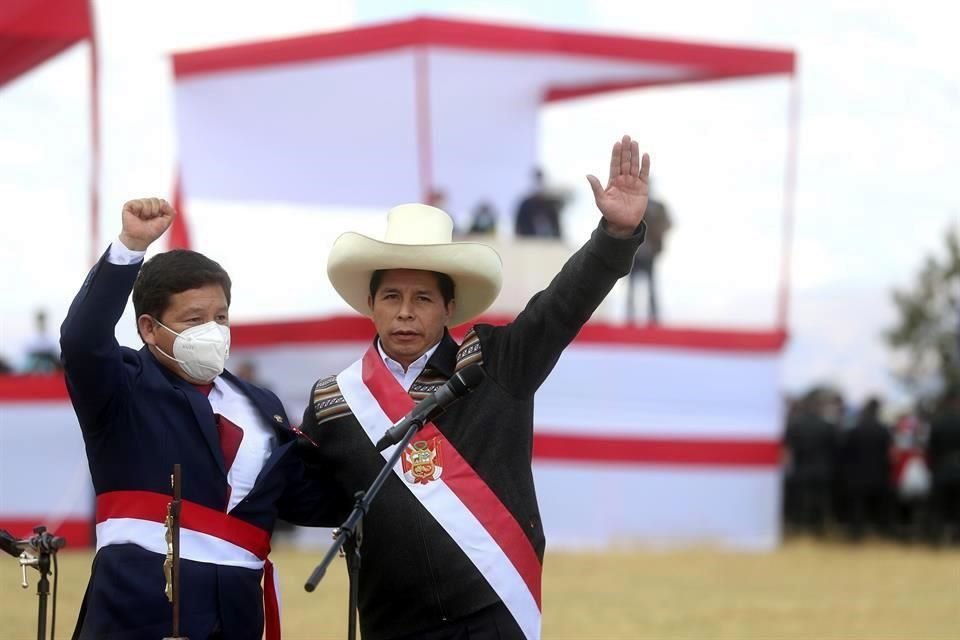 Pedro Castillo y su Primer Ministro Guido Bellido durante su ceremonia de juramentación.