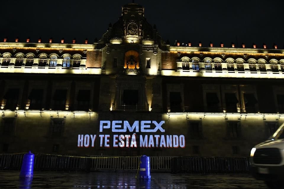 Sobre el Palacio Nacional se proyectaron mensajes dirigidos a Tabasco.