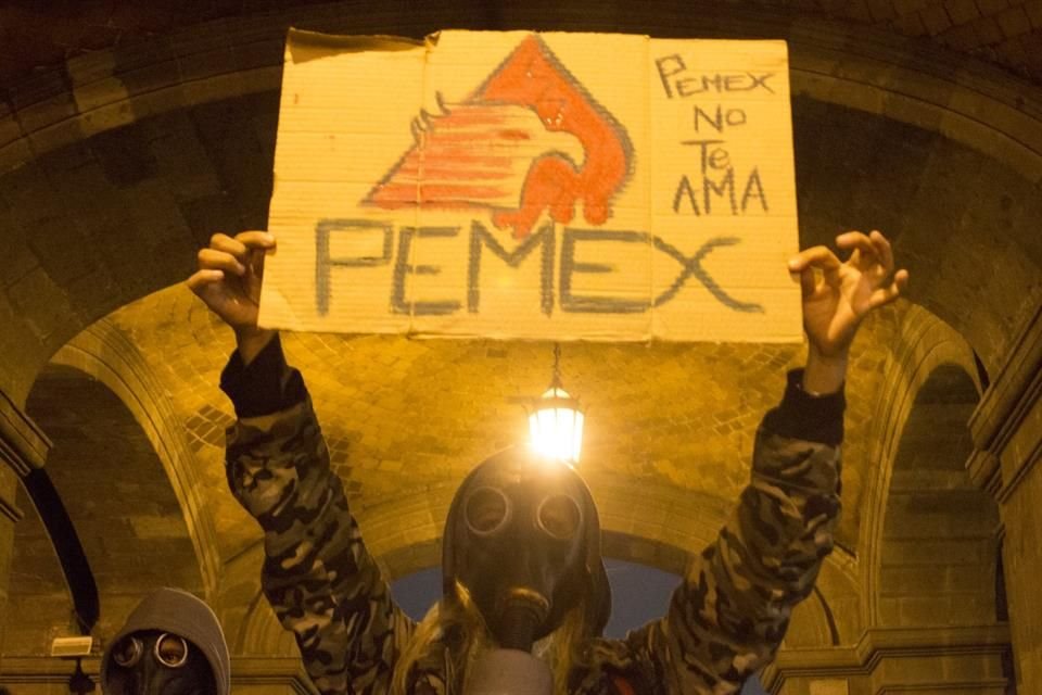 Una de las consignas de la movilización fue #PemexNoTeAma.