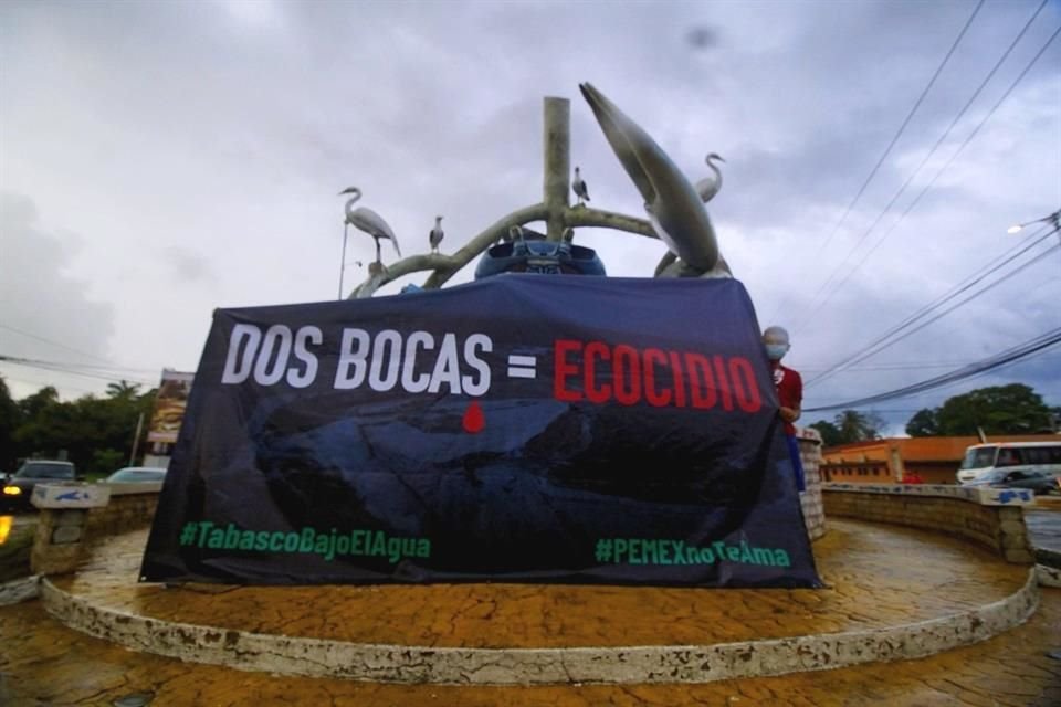 Activistas colocaron una manta en la glorieta del Cangrejo Azul en Paraíso, Tabasco, cerca de la refinería de Dos Bocas.