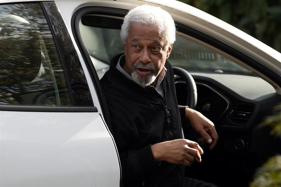 Adbulrazak Gurnah capturado ayer, al arribar a su casa de Canterbury, en Inglaterra, tras digerir que había ganado el Nobel.