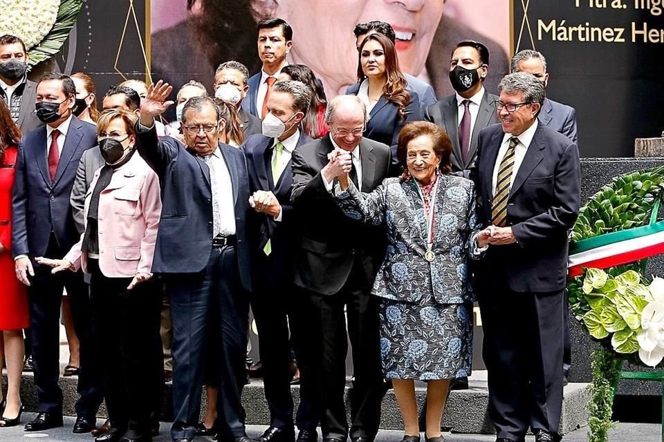 Durante entrega de medalla 'Belisario Domínguez' a Ifigenia Martínez, los asistentes, como Porfirio Muñoz Ledo, resaltaron ausencia de AMLO.