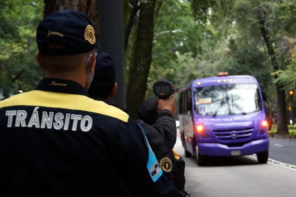 Las multas son registradas por radares fijos y móviles o por policías con dispositivos electrónicos y con registros impresos. 