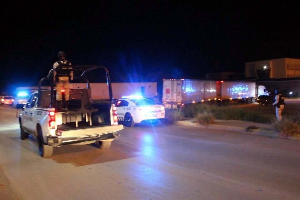 Los tres tráileres de doble remolque, en lo que trasladaban a los migrantes, fueron detenidos cuando circulaban en el Municipio de Hidalgo, Tamaulipas.